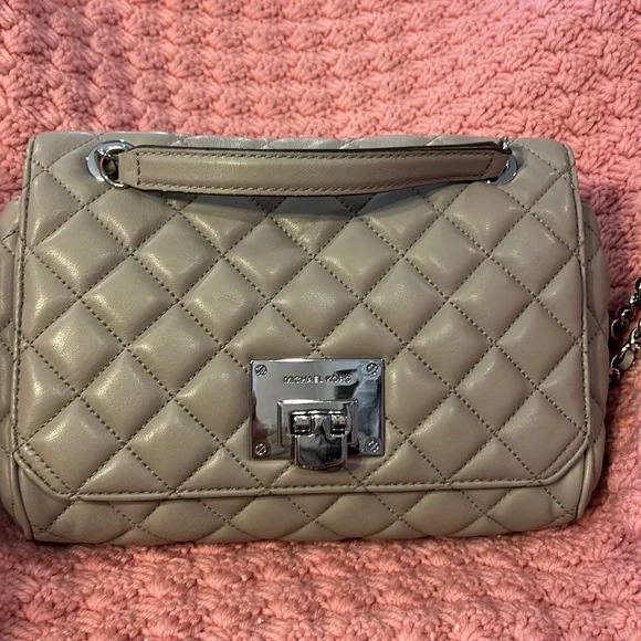 Michael Kohr gray quilted final bag that can be carried the chain inside - Picture 7 of 14